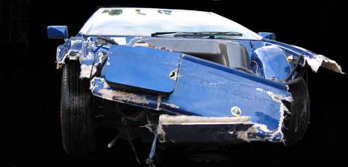 正面から事故を起こして、FRPボディーが破損、バラバラのロータス・エスプリ/ロータス・エスプリ純正のFRPボディー接着補強修理-写真記録