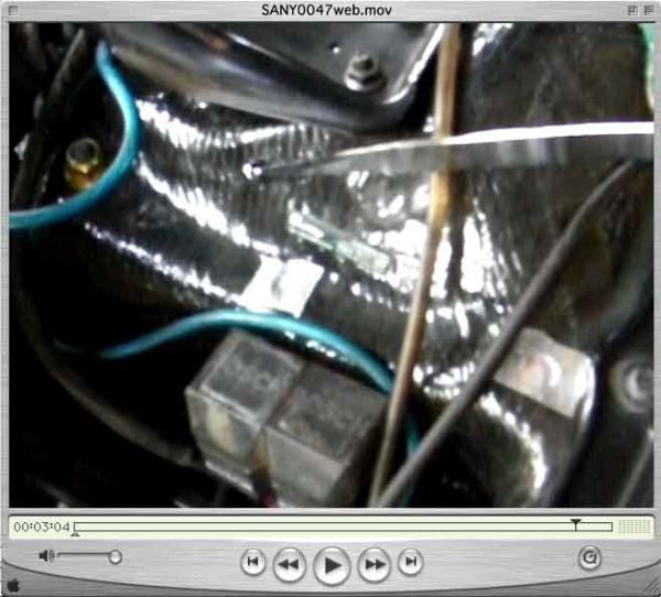 CFRPをたたいて、検査している動画・音声入りのムービー/自動車ボディーのFRP補強/ラリー車の改造-エポキシFRPの接着積層をエンジン房内とタイヤハウスの両面から補強・剛性アップ向上を目的とした施工実施事例の写真画像と動画